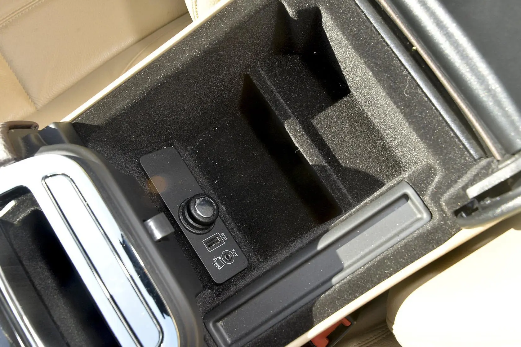 捷豹XJ2.0T 手自一体 两驱 典雅商务版前排中央扶手箱空间