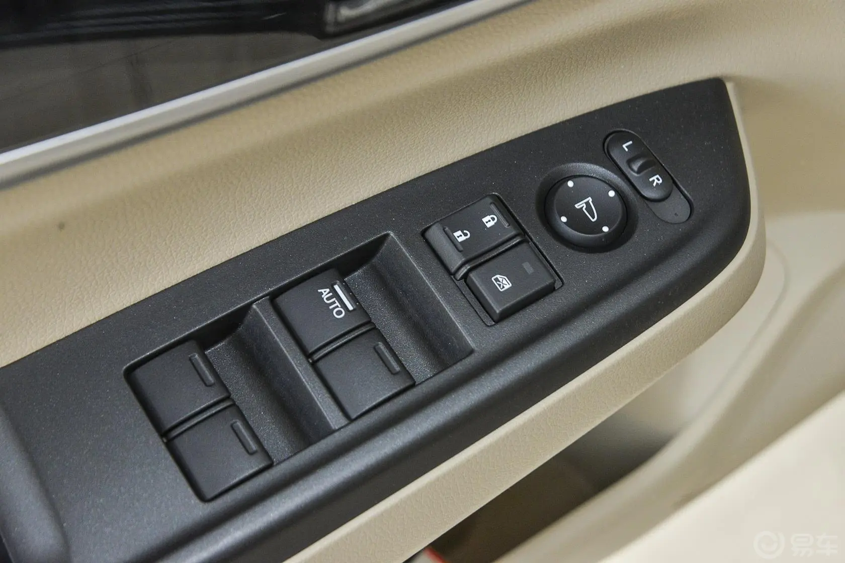 凌派1.8L 自动 豪华版车窗升降键