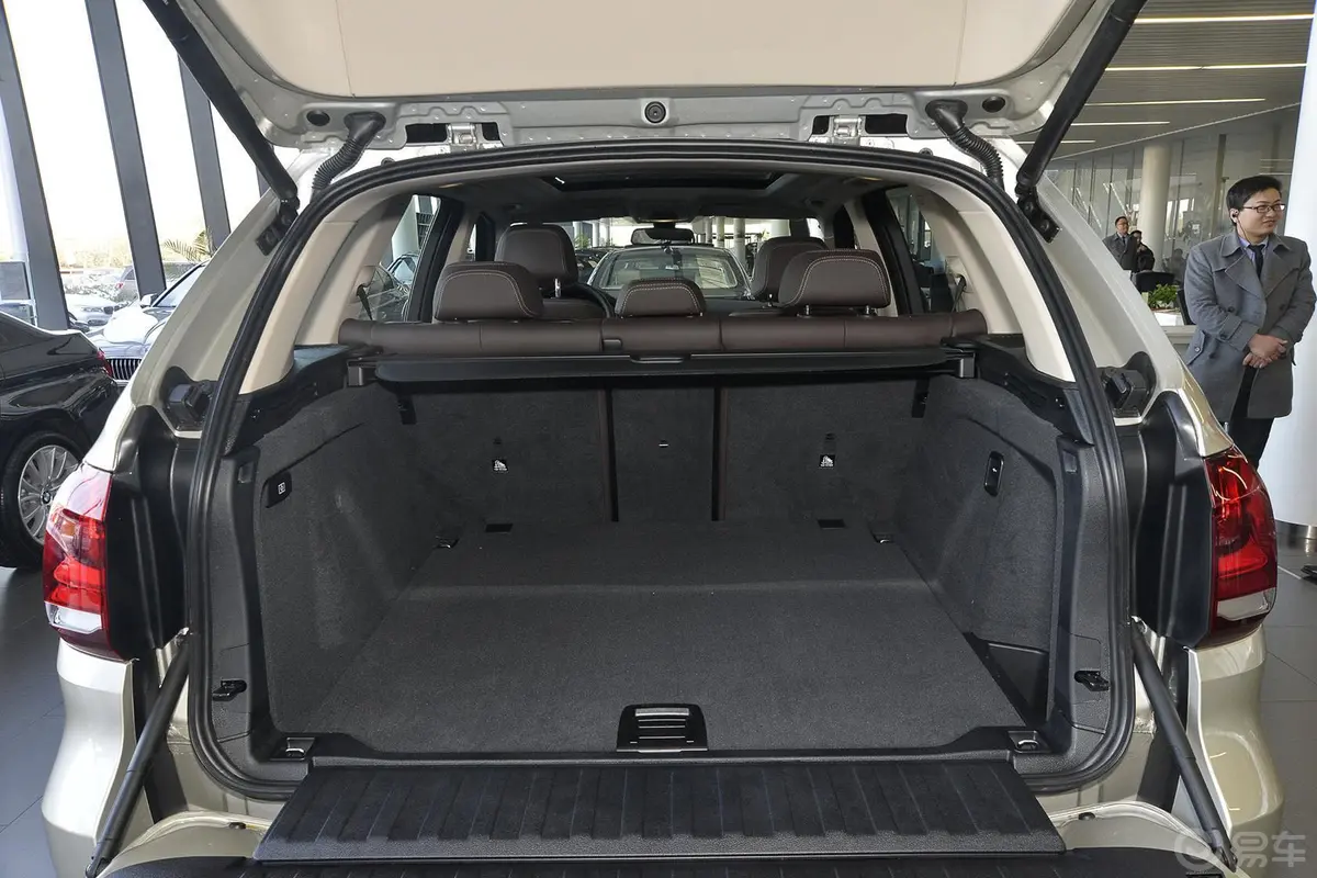 宝马X5(进口)xDrive28i行李箱空间