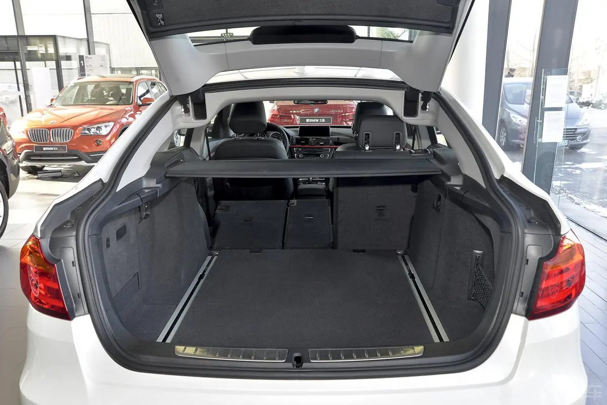 宝马3系GT320i 设计套装型行李箱空间（后排左放倒）