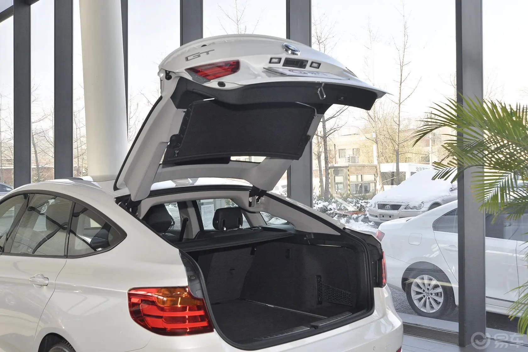 宝马3系GT320i 设计套装型行李厢开口范围