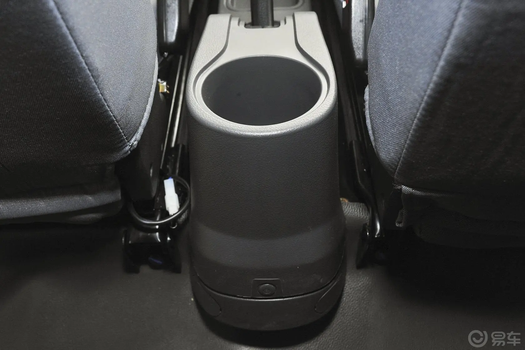 威旺3061.2L 手动超值版 基本型A12前排中央扶手箱空间