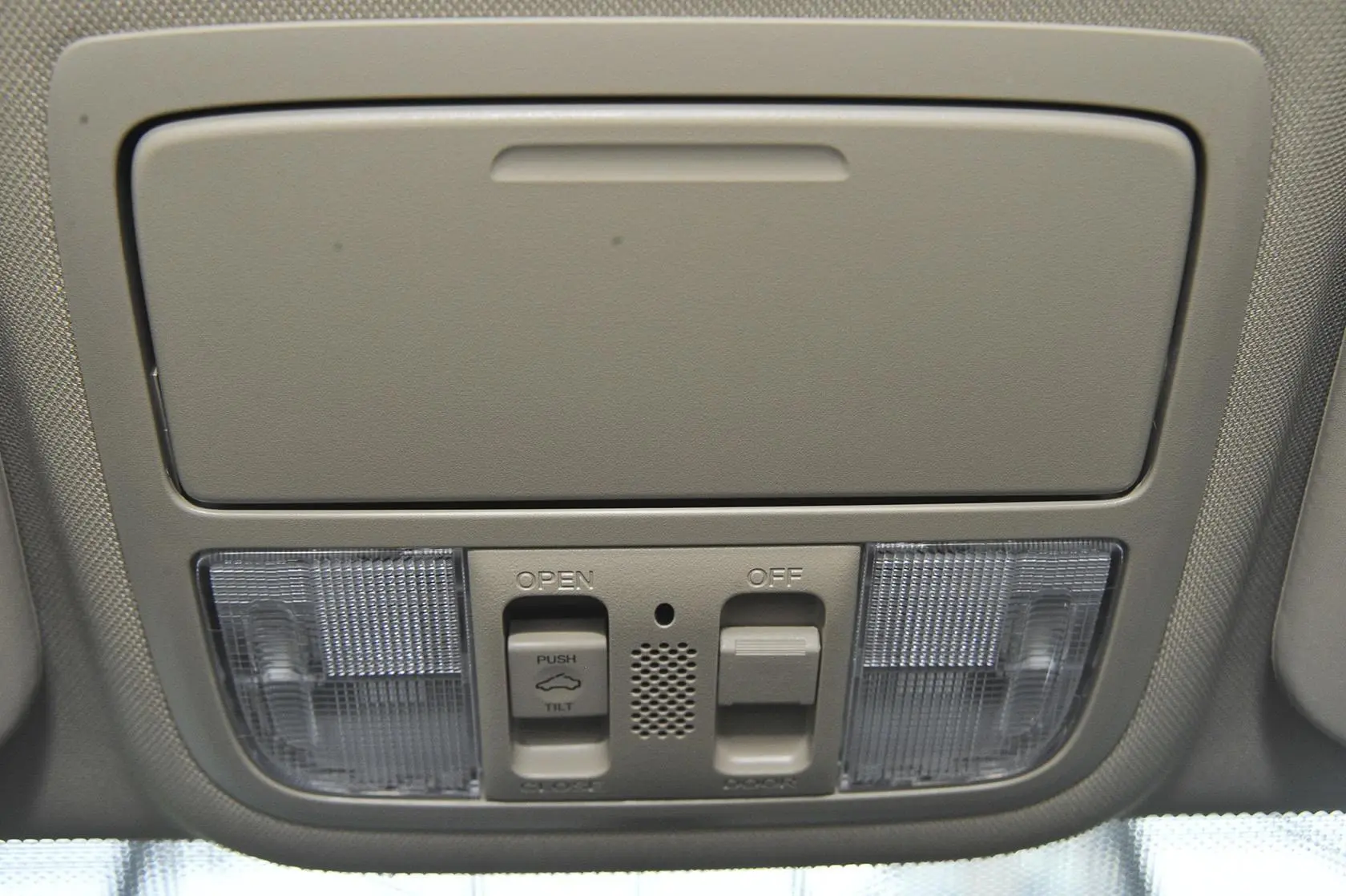 本田CR-V2.4L 两驱 豪华版前排车顶中央控制区