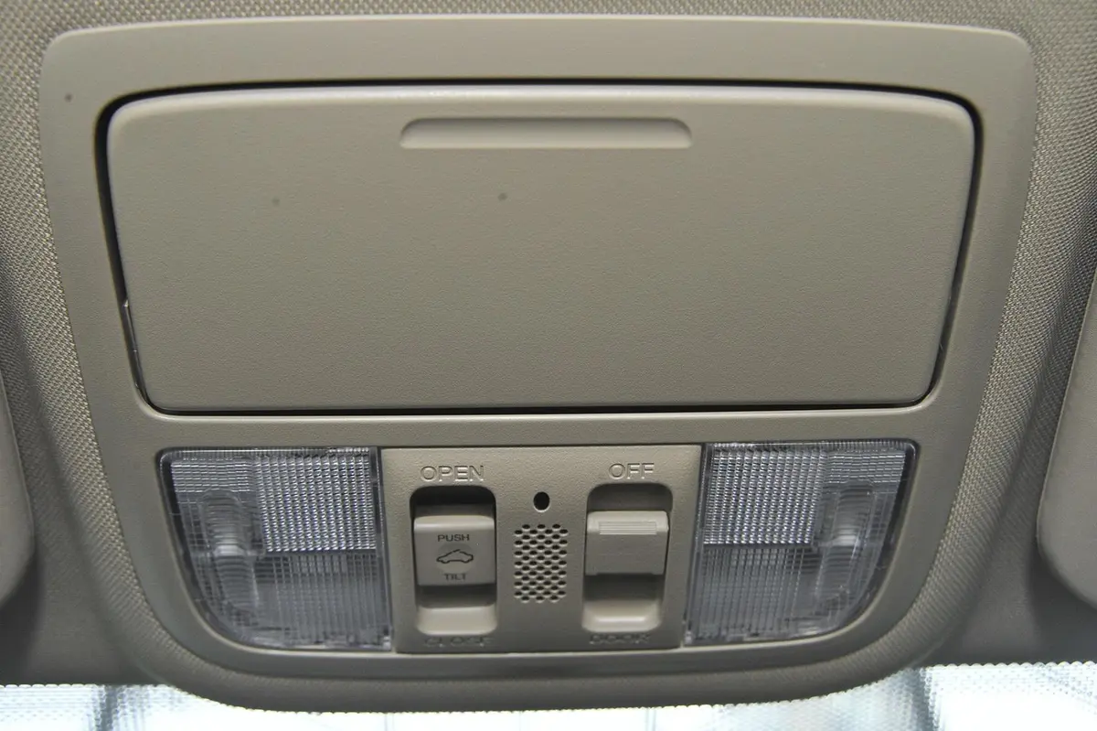 本田CR-V2.4L 两驱 豪华版前排车顶中央控制区