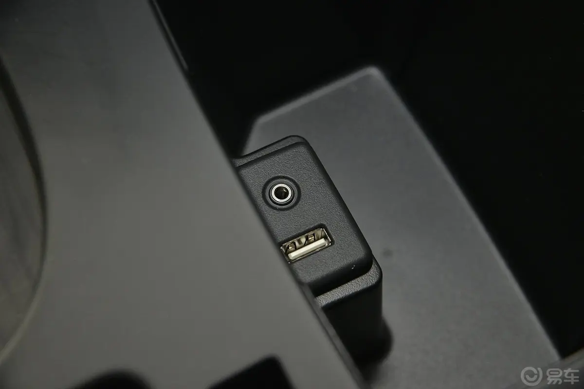 君威GS 2.0T 手自一体 豪情运动版USB接口