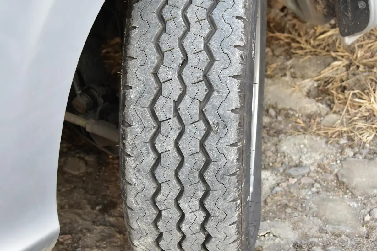 阁瑞斯2.4L 手动 标准版 7座轮胎花纹