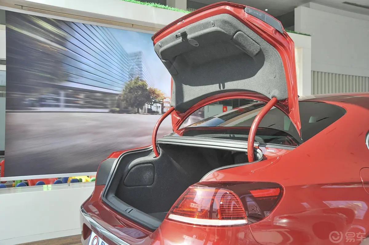 一汽-大众CC2.0T 双离合 豪华型行李厢开口范围
