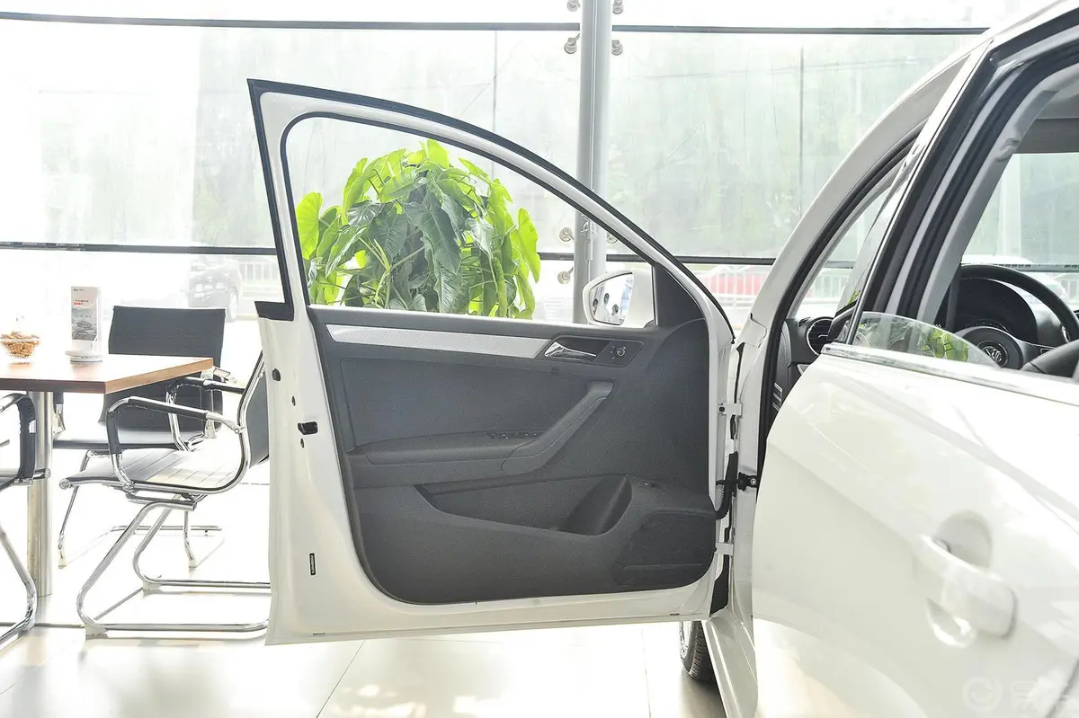 捷达1.6L 自动豪华型驾驶员侧车门内门板