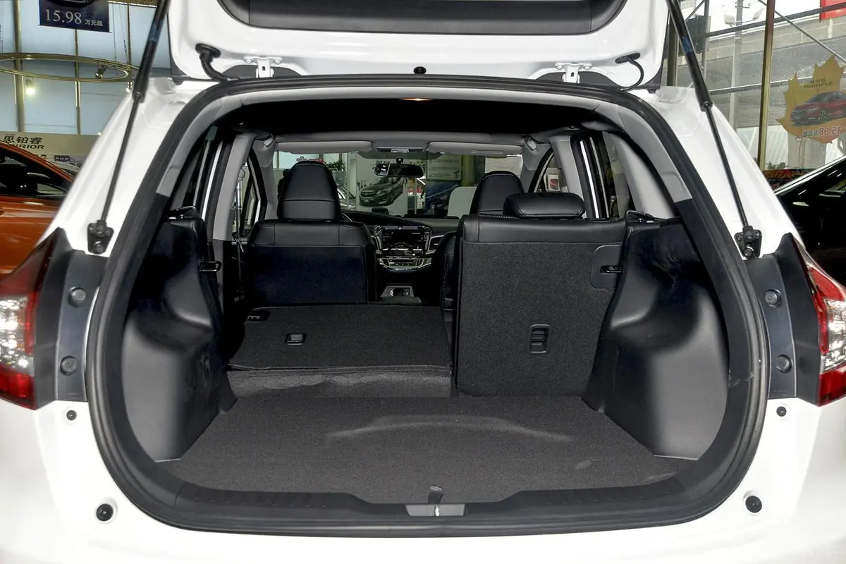 杰德1.8L 5AT 舒适精英型（五座）行李箱空间