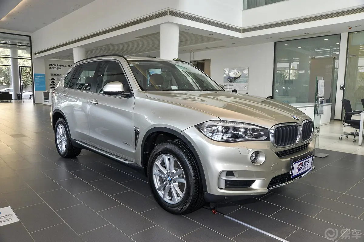 宝马X5(进口)xDrive35i 典雅型侧前45度车头向右水平