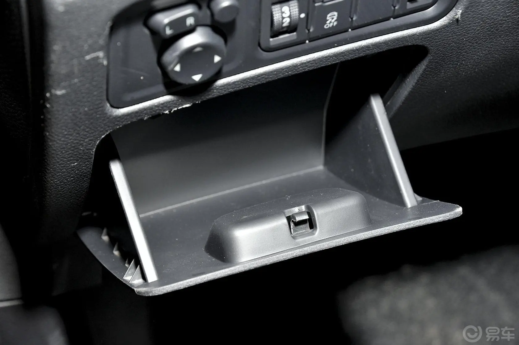 海马S51.5T CVT 舒适型运动版手套箱