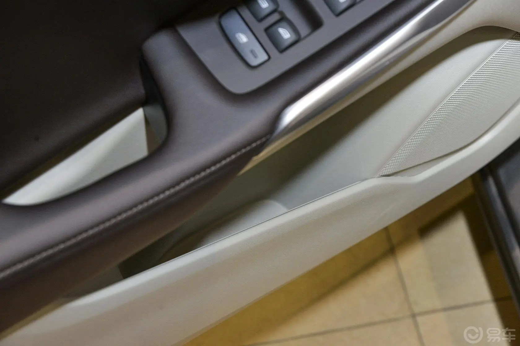 沃尔沃V40Cross Country 2.0T T5 AWD 智雅版驾驶员门储物盒