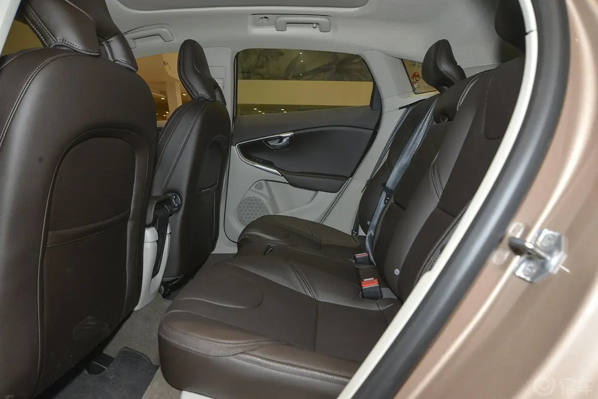 沃尔沃V40Cross Country 2.0T T5 AWD 智雅版后排空间体验