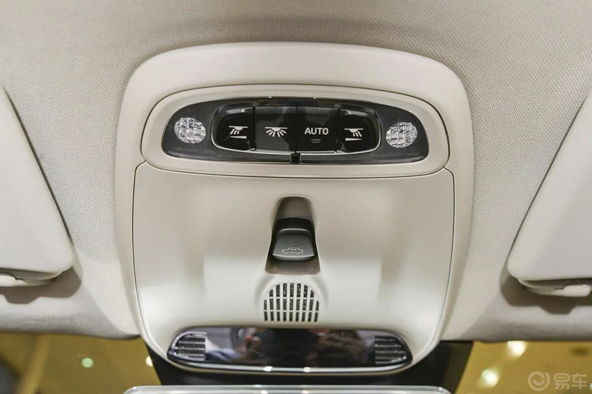 沃尔沃V40Cross Country 2.0T T5 AWD 智雅版前排中央扶手箱空间