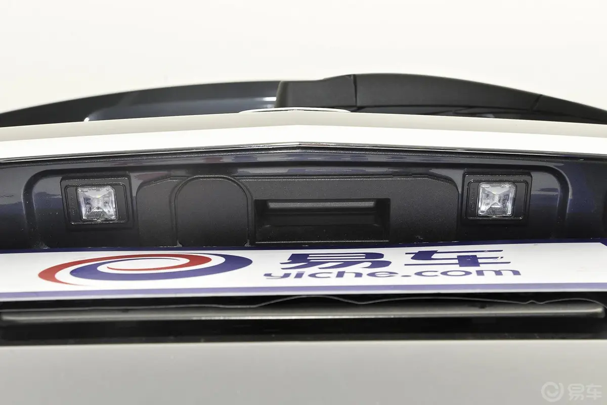奔驰GL级GL450 4MATIC 美规版行李箱门外的开启键