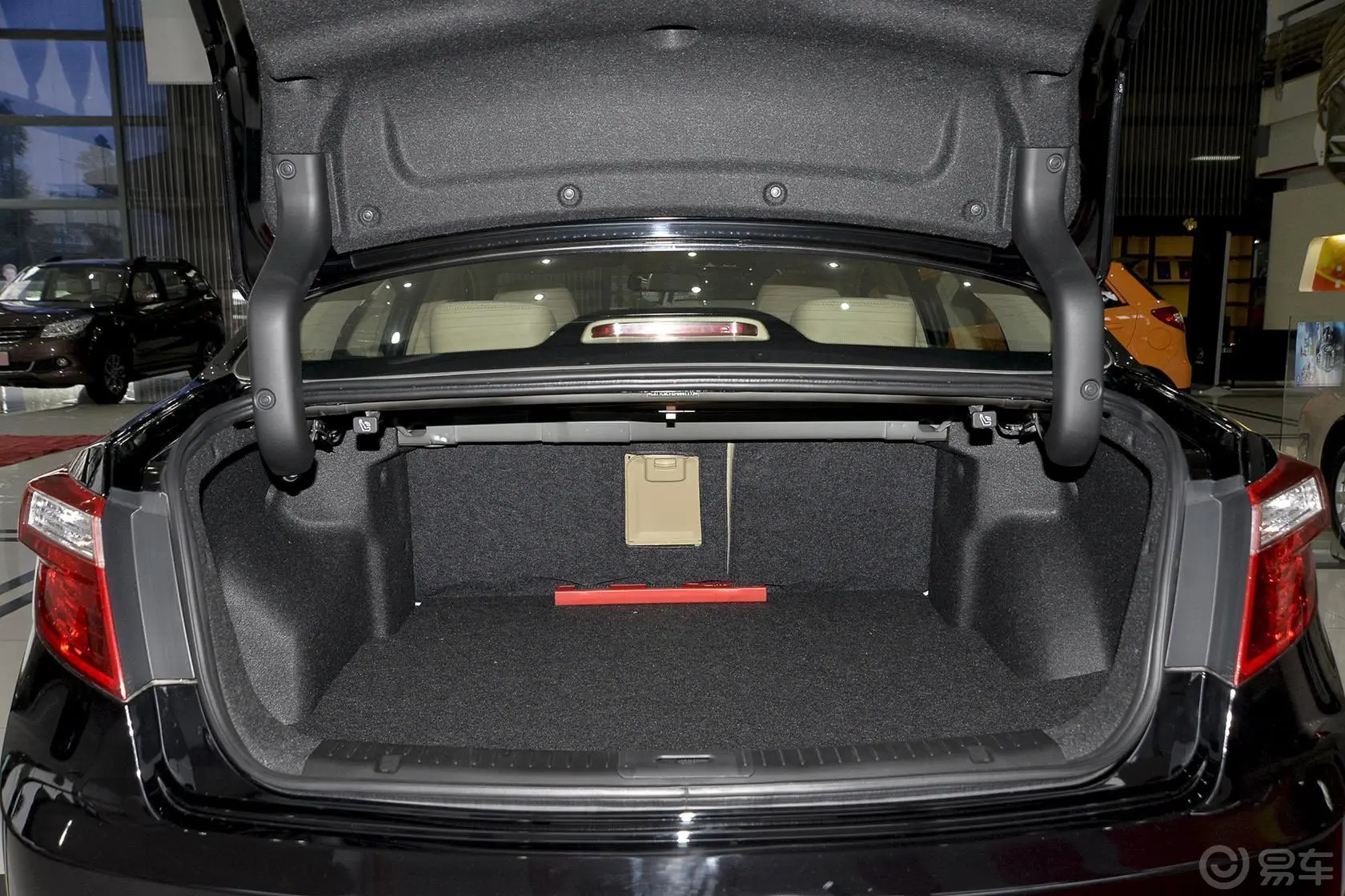 海马M81.8T 自动 舒适型行李箱空间
