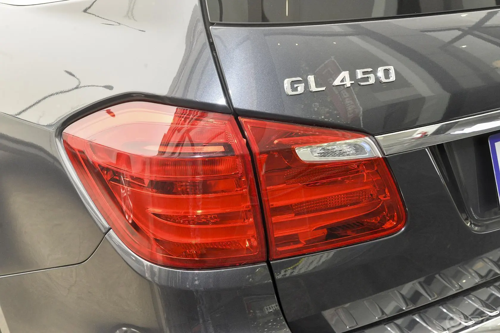 奔驰GL级GL450 4MATIC 美规版尾灯侧45度俯拍
