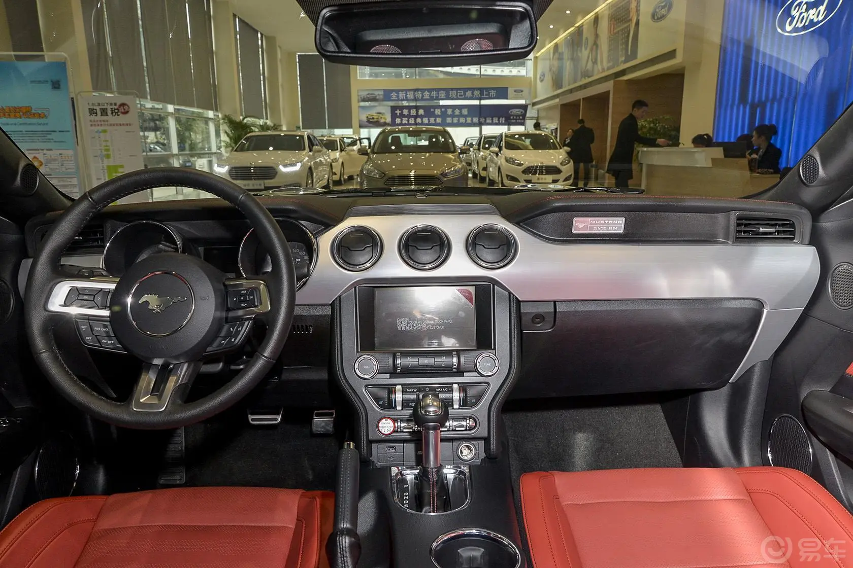 Mustang5.0L GT 手自一体 运动版前排中央扶手箱