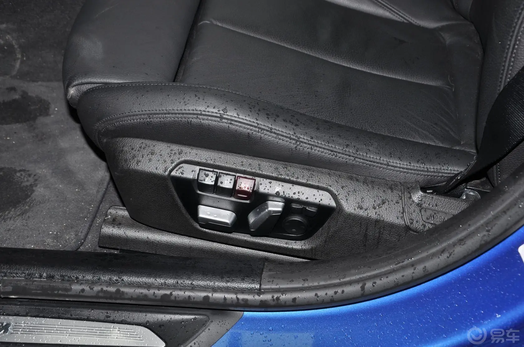 宝马3系328i xDrive M 运动型座椅调节键
