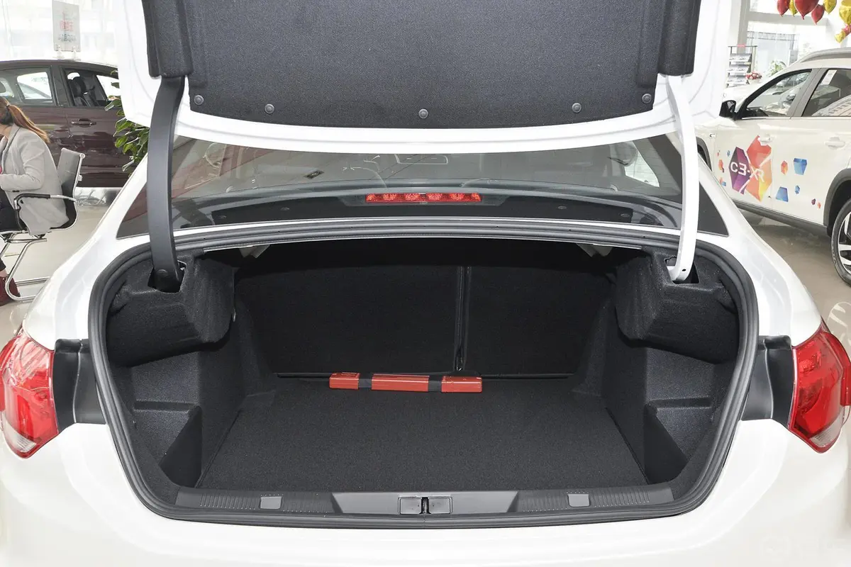 雪铁龙C4L1.8L 自动 尊贵版行李箱空间
