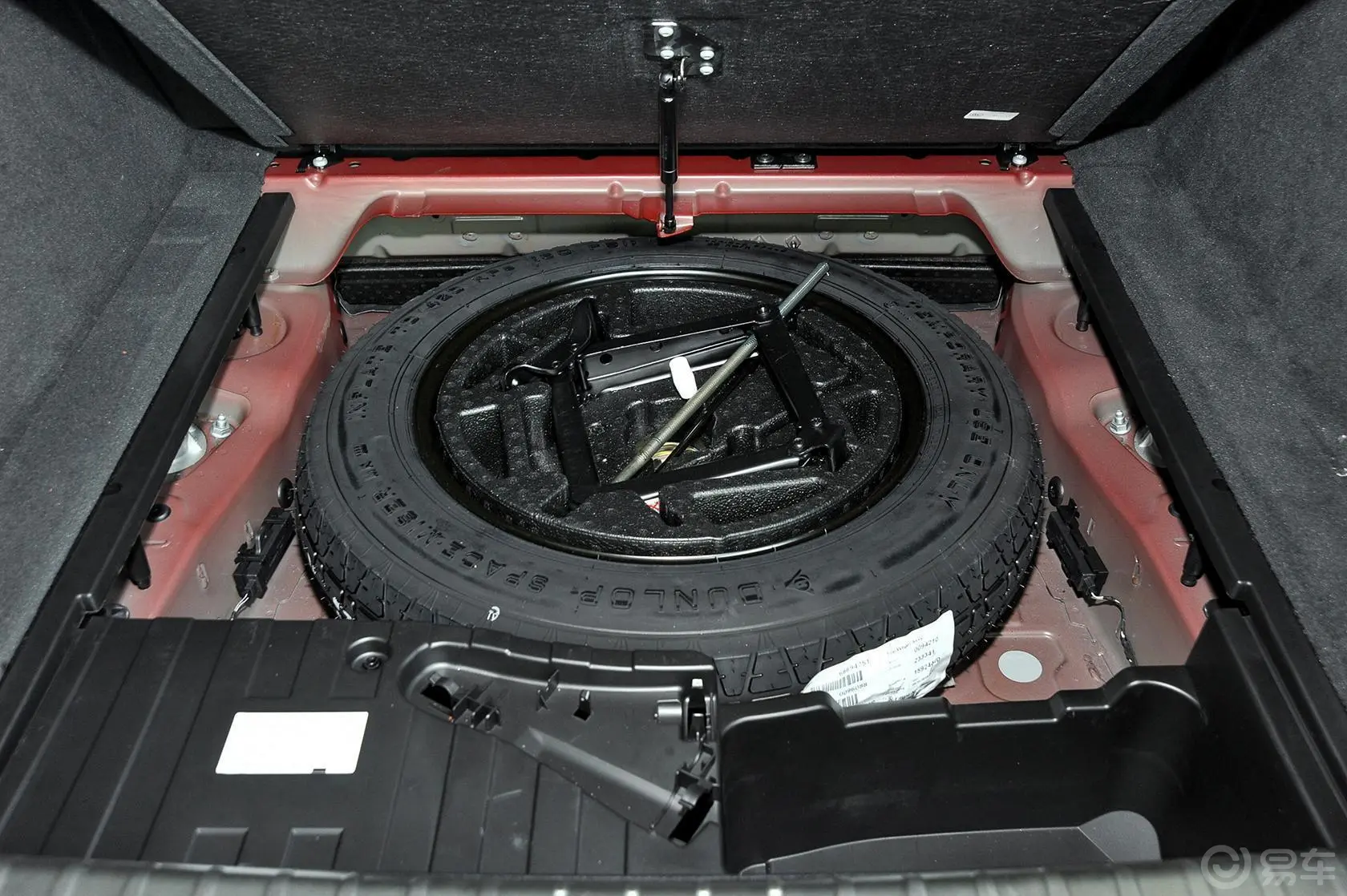 宝马X6xDrive35i 豪华型备胎