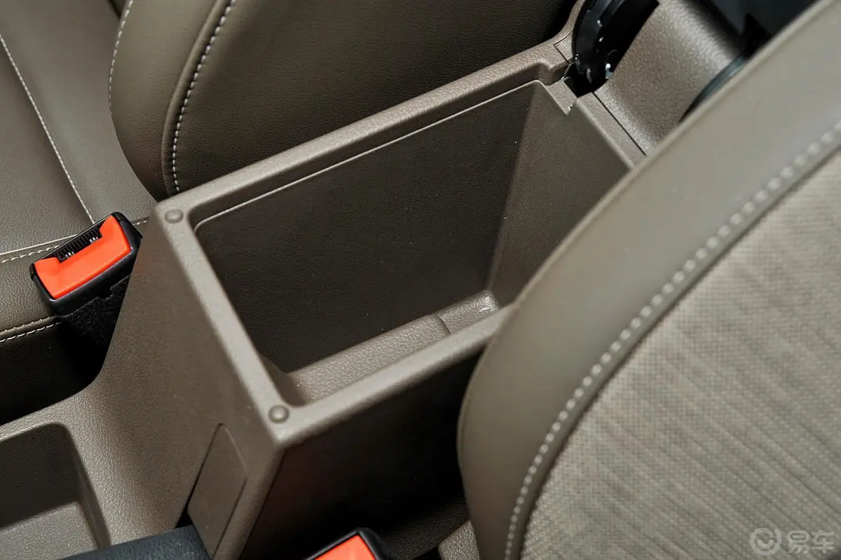宝来1.6L 自动 舒适型前排中央扶手箱空间