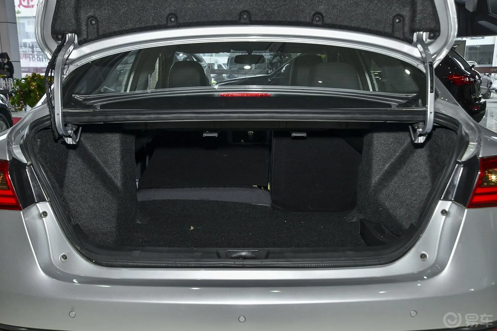 众泰Z300新视界版 1.5L 手动 豪华型行李箱空间（后排左放倒）