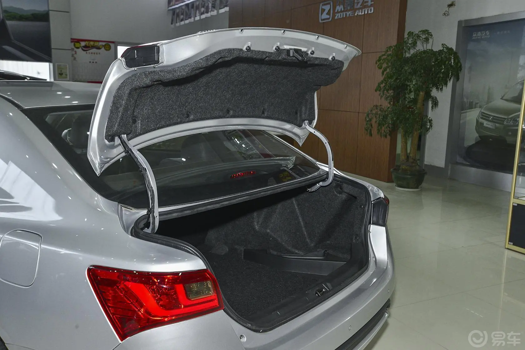 众泰Z300新视界版 1.5L 手动 豪华型行李厢开口范围