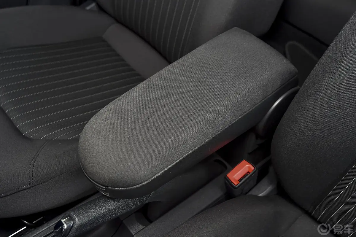 捷达质惠版 1.4L 手动舒适型前排中央扶手箱