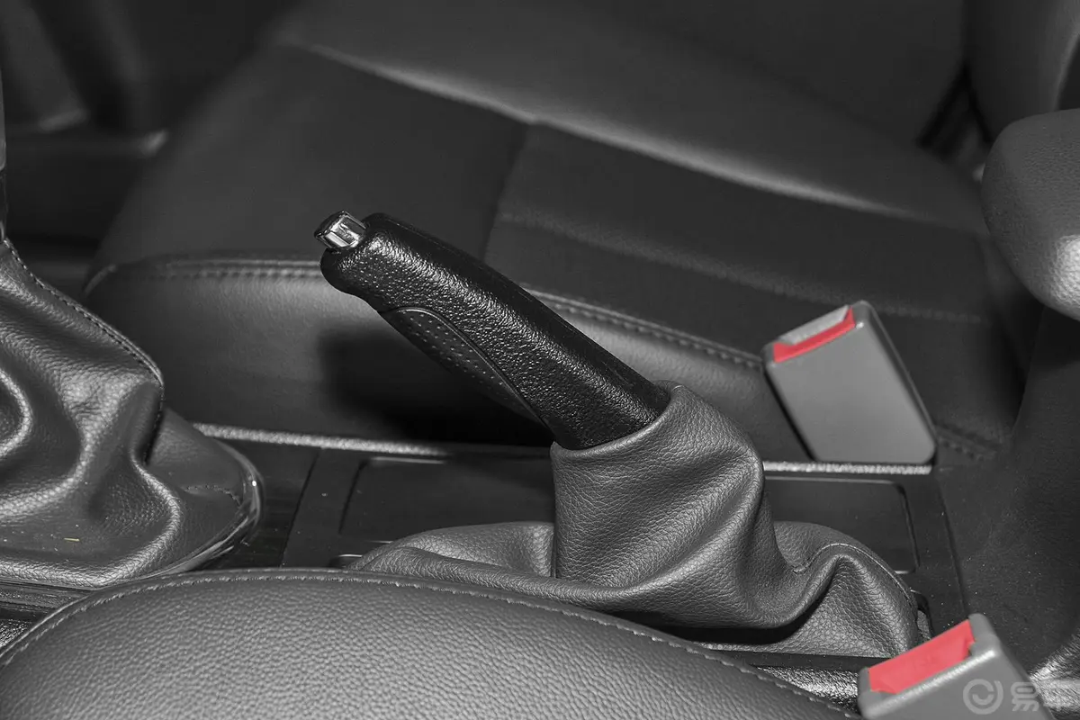 众泰Z300新视界版 1.5L 手动 豪华型驻车制动（手刹，电子，脚刹）