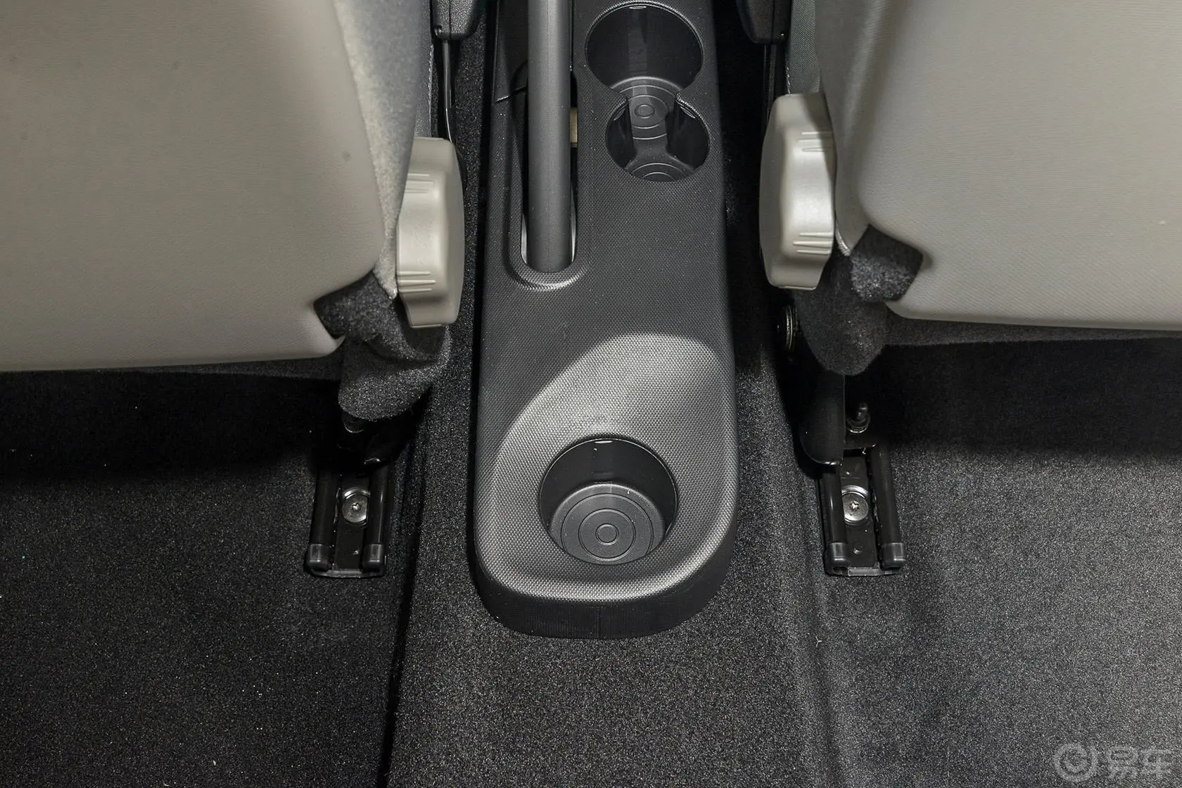 卡缤1.2T 双离合 舒适版前排中央扶手箱
