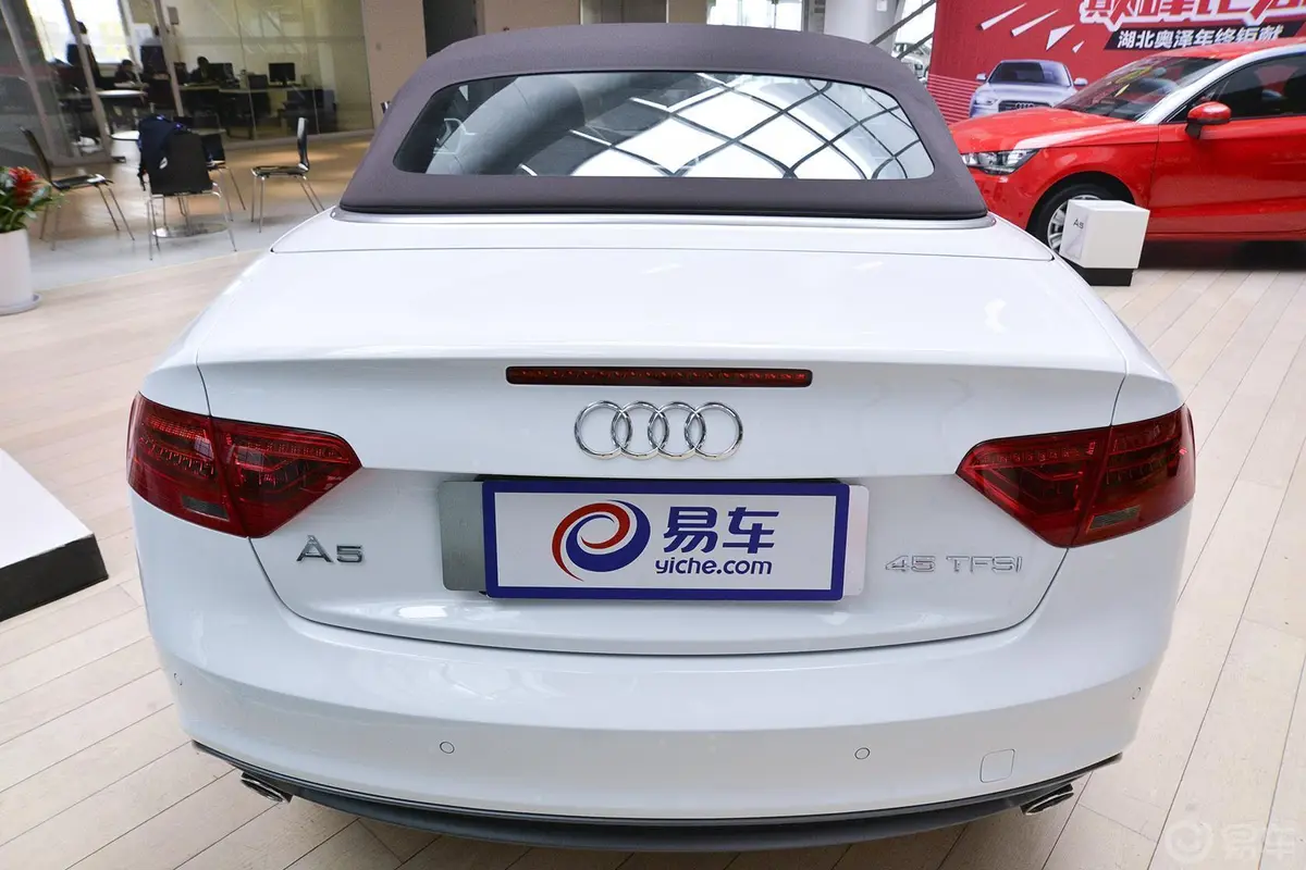 奥迪A5Cabriolet 45 TFSI 进取型正后水平