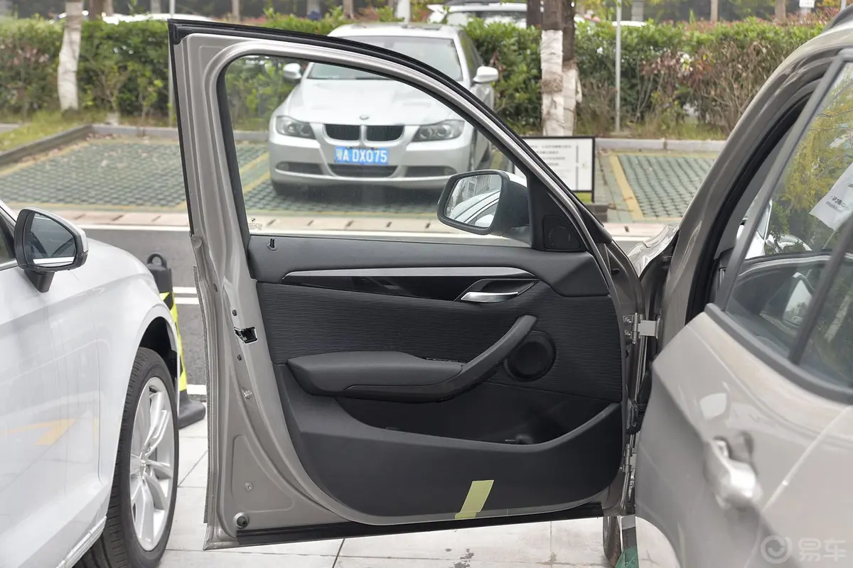 宝马X1sDrive18i 时尚晋级版驾驶员侧车门内门板