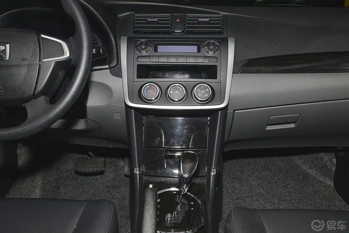众泰Z3001.6L 驾值版 自动 精英型中控台整体
