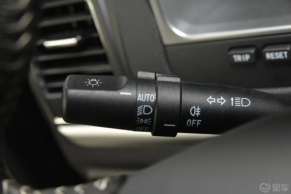 帝豪RS 1.5L CVT 向上版大灯远近光调节柄