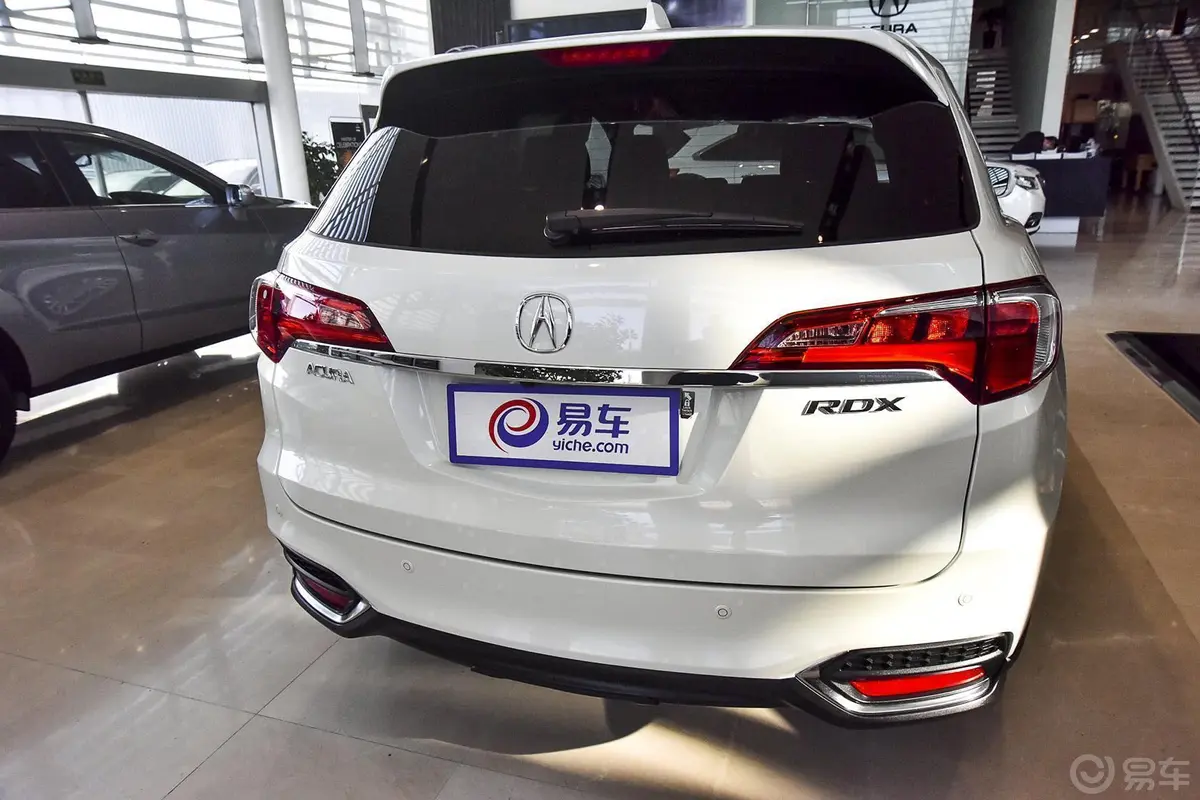 讴歌RDX(进口)3.0L 手自一体 两驱 精锐版正后水平