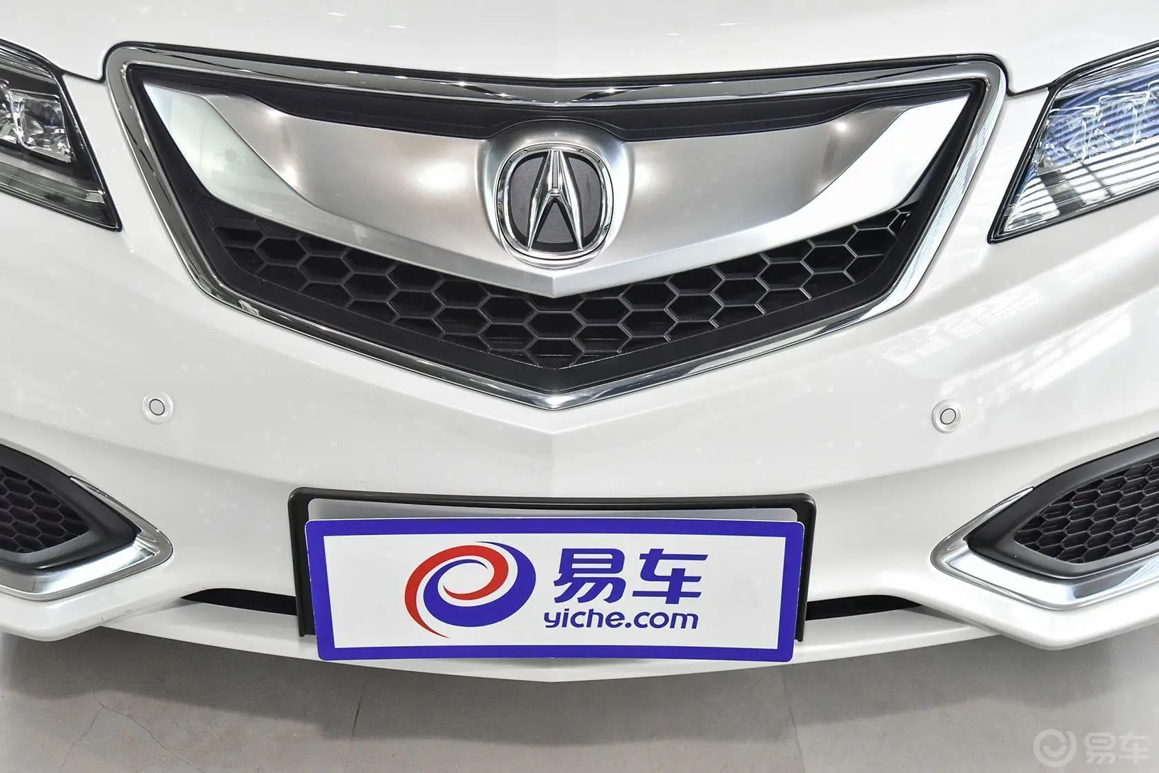 讴歌RDX(进口)3.0L 手自一体 两驱 精锐版前格栅侧俯拍