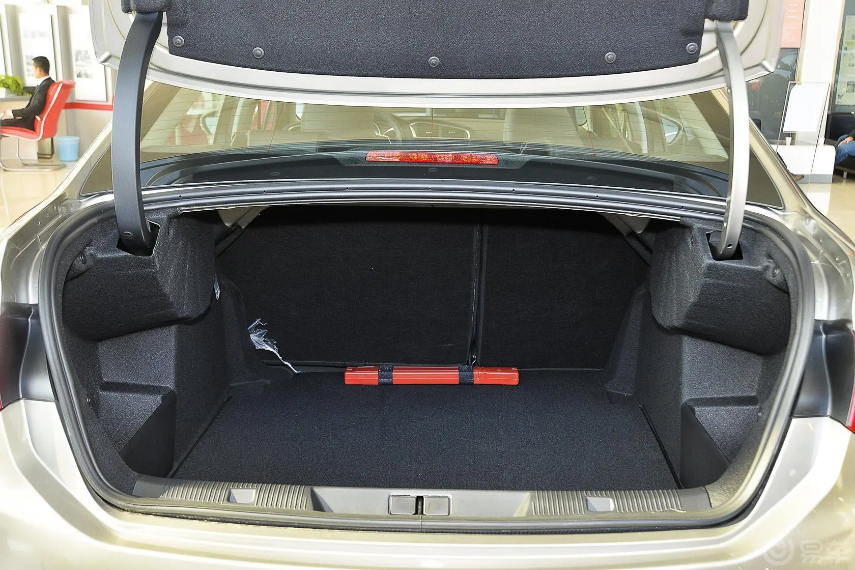 雪铁龙C4L1.2T 自动 尊贵版行李箱空间