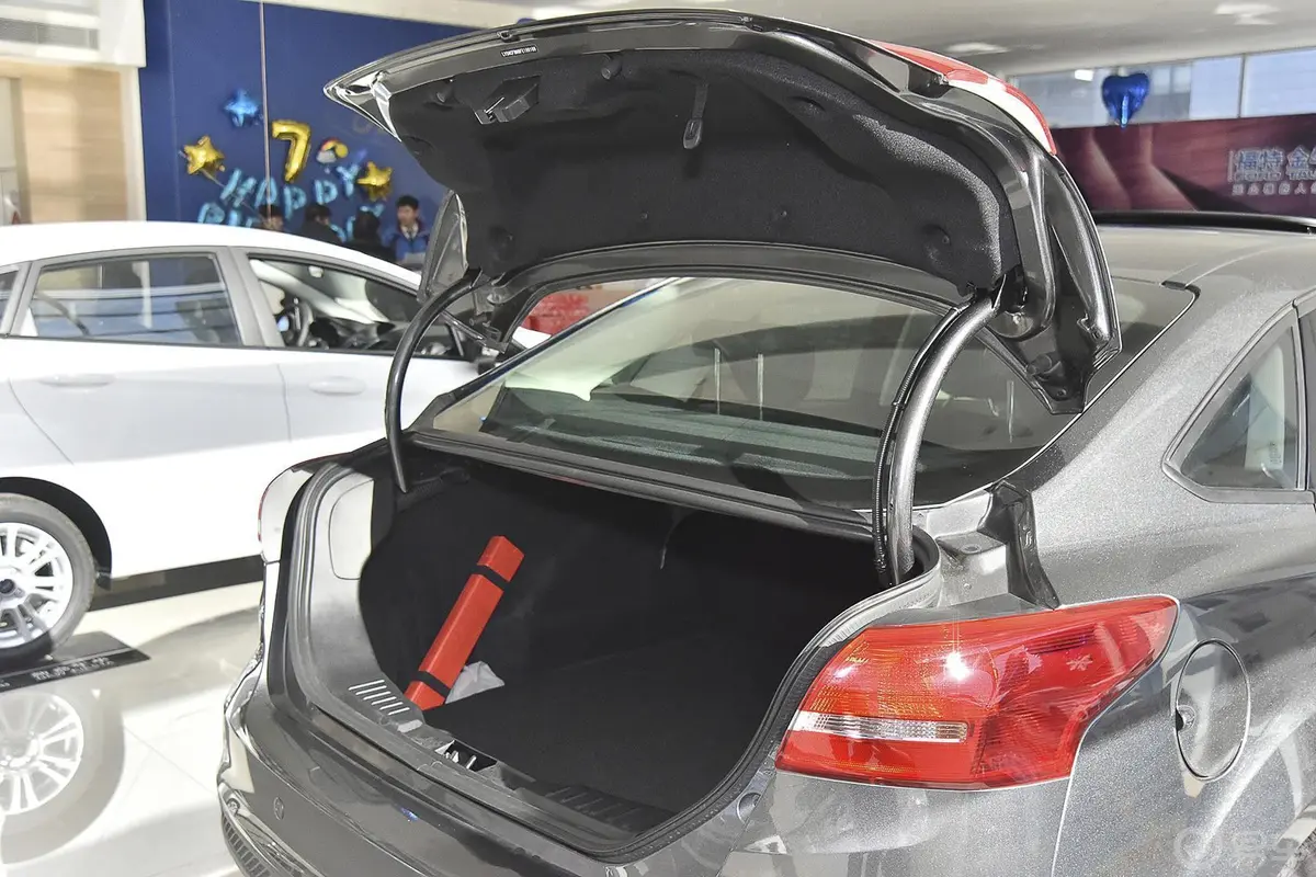 福克斯三厢 Ecoboost125 手动 超能风尚型行李厢开口范围