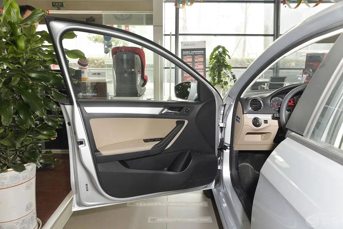 捷达质惠版 1.6L 自动舒适型驾驶员侧车门内门板