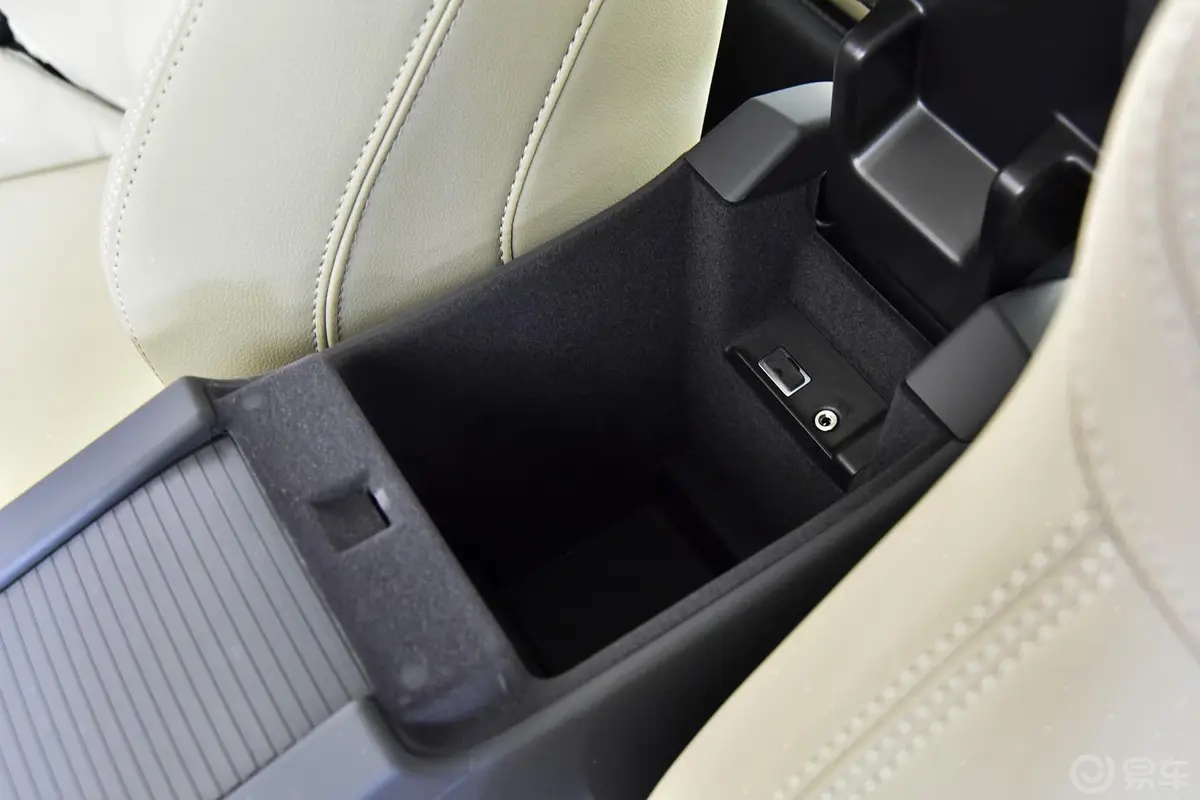 沃尔沃V60T5 智雅版前排中央扶手箱空间
