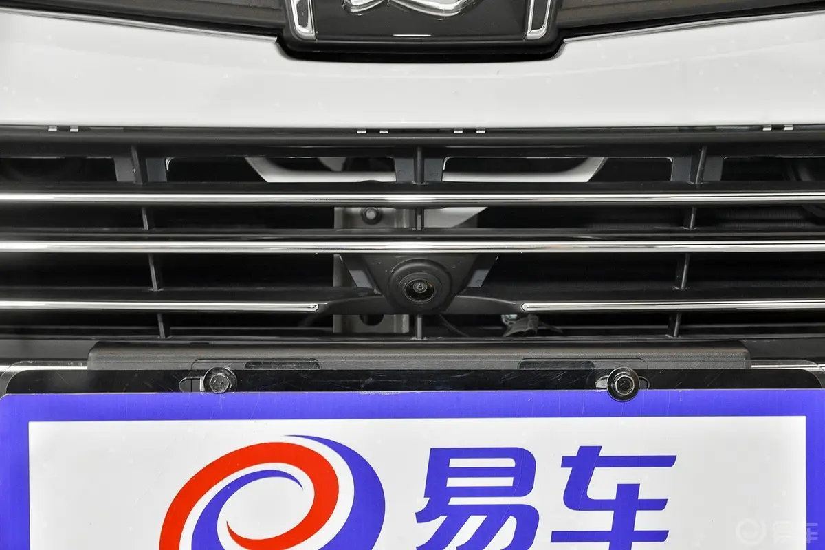 优6 SUV2.0T 旗舰型前格栅侧俯拍