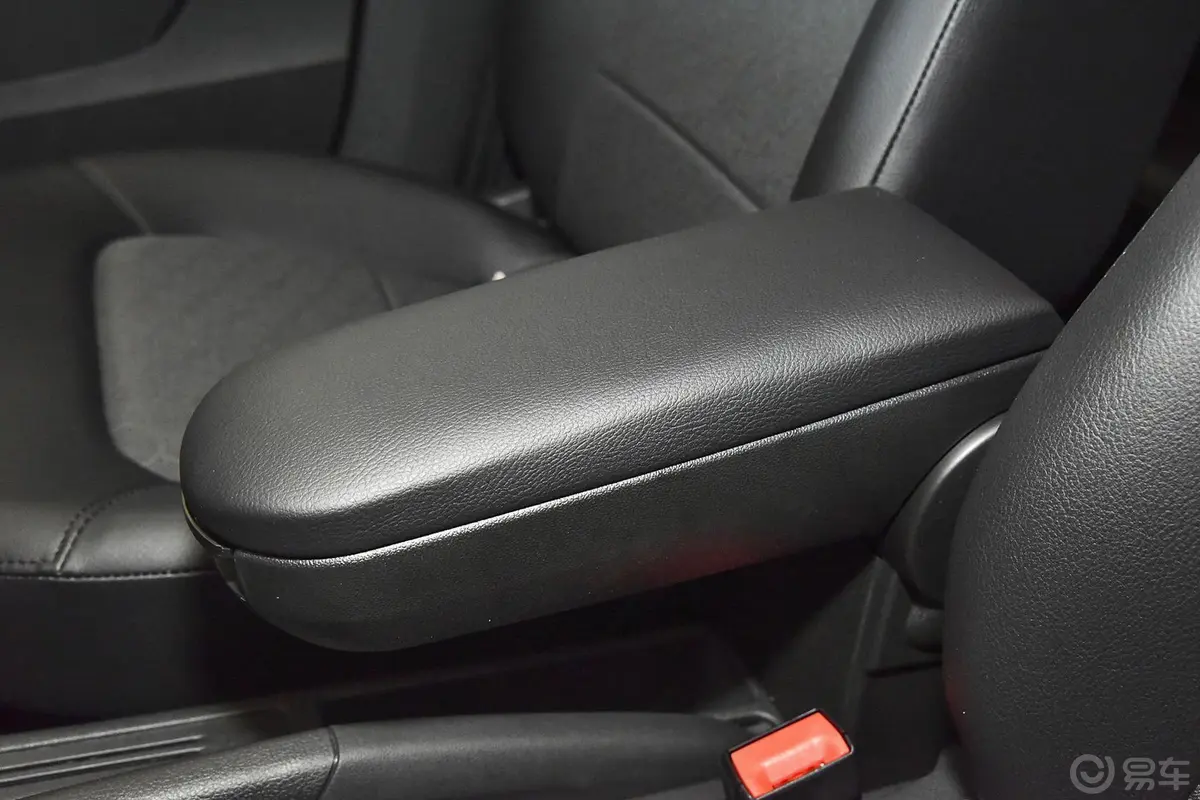 桑塔纳浩纳 1.6L 手动舒适型前排中央扶手箱