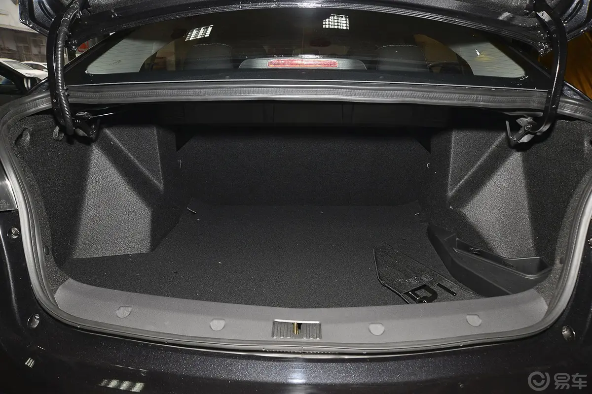 众泰Z5001.5T CVT 豪华型行李箱空间