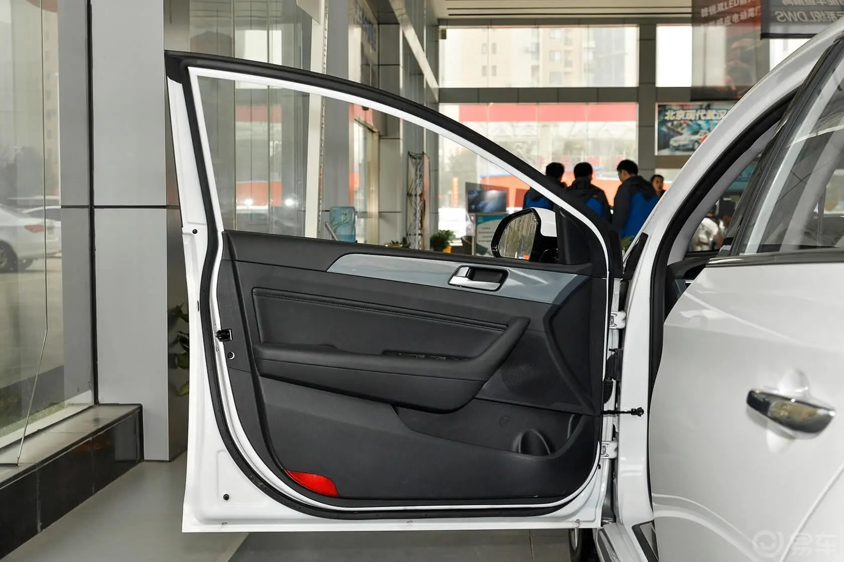 索纳塔2.4L 自动 DLX 尊贵型驾驶员侧车门内门板