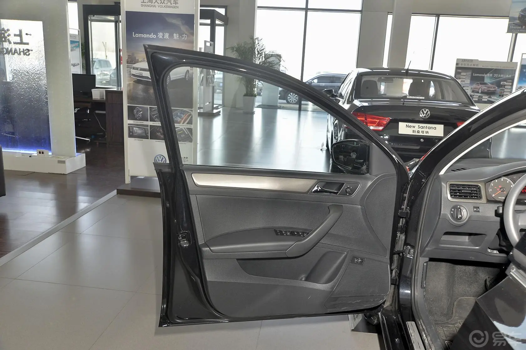 桑塔纳1.6L 自动 舒适版驾驶员侧车门内门板