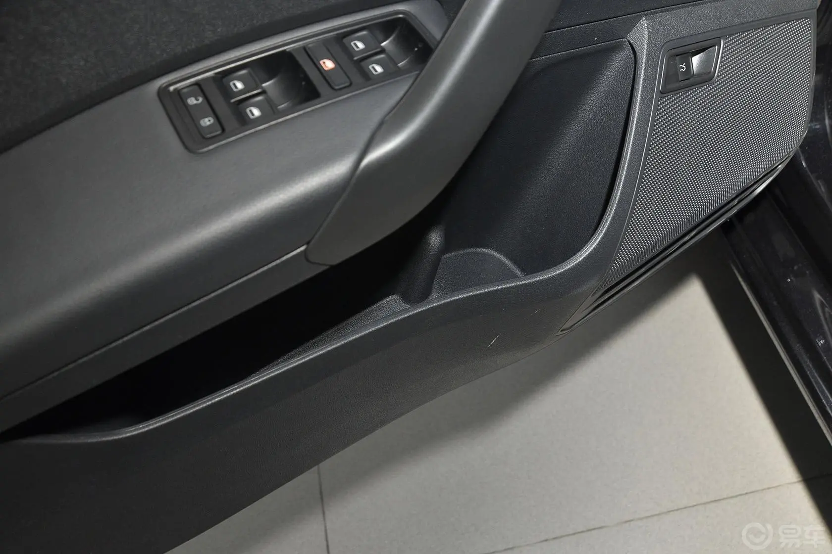 桑塔纳1.6L 自动 舒适版驾驶员门储物盒