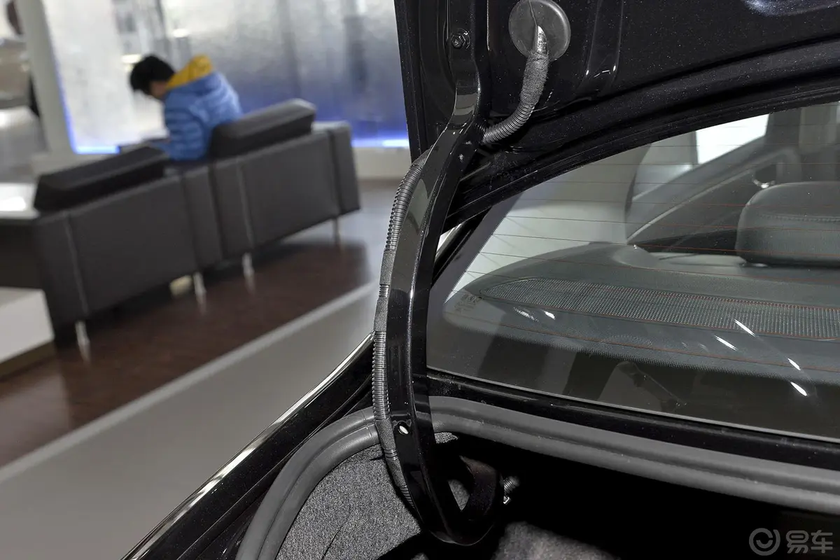 桑塔纳1.6L 自动 舒适版行李厢支撑杆