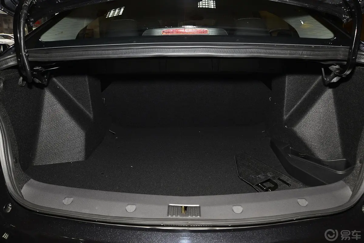 众泰Z5001.5T 手动 尊贵型行李箱空间