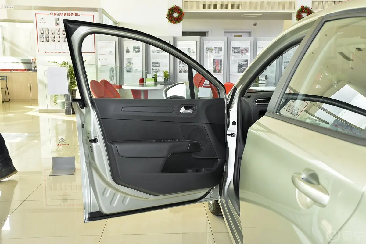 C4世嘉1.6L 手动 舒适版驾驶员侧车门内门板